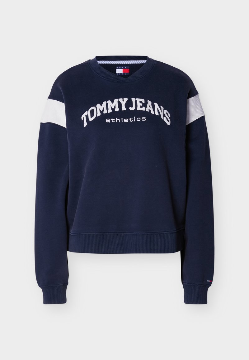 Navyblaues Sweatshirt mit rundem Ausschnitt, weißem Streifen an den Ärmeln und dem Schriftzug "TOMMYJEANS athletics" in Weiß auf der Brust. Aus Baumwollmischung.