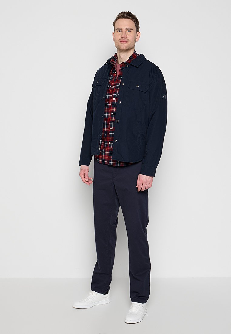 REGULAR FIT Media 3