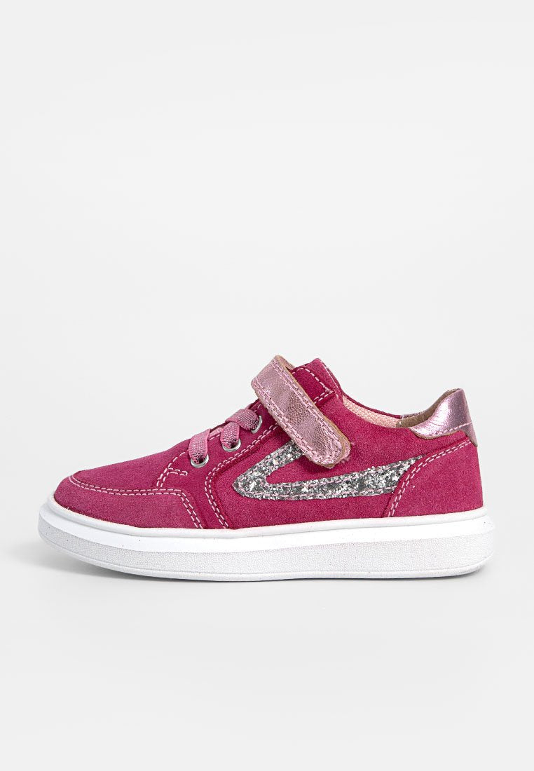 Rosa Wildledersneaker mit silberner Glitzerakzent, pinkem metallischem Absatz, Schnürung und Klettverschluss, weißer Gummisohle.