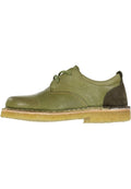 Grüner Leder-Oxford-Schuh mit runder Spitze, Schnürsenkeln und einem Akzent aus Wildleder an der Ferse. Verfügt über eine kontrastierende Gummisohle und gestickte Details.