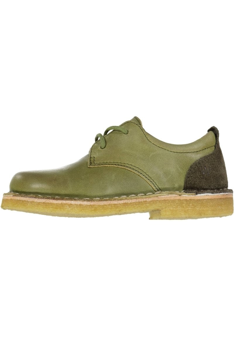 Grüner Leder-Oxford-Schuh mit runder Spitze, Schnürsenkeln und einem Akzent aus Wildleder an der Ferse. Verfügt über eine kontrastierende Gummisohle und gestickte Details.