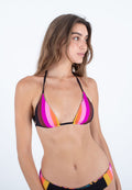 Bikini-Oberteil in triangulärer Form mit einem lebhaften Muster aus pinken, orangen und schwarzen Streifen; verstellbare Träger am Hals und Rücken.