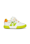 Weiße Sneaker mit grünen Akzenten, orangen Fersen und orange gestreiften Schnürsenkeln. Merkmale eine glatte Lederoberfläche und eine Gummisohle.