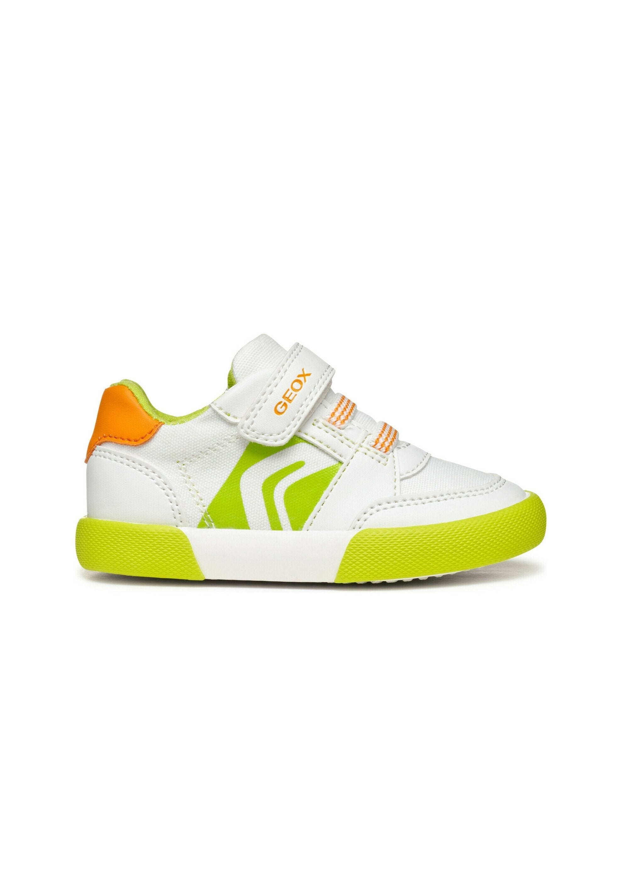 Weiße Sneaker mit grünen Akzenten, orangen Fersen und orange gestreiften Schnürsenkeln. Merkmale eine glatte Lederoberfläche und eine Gummisohle.