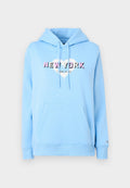 Hellblaues Kapuzensweatshirt mit einer Kängurutasche vorne. Es hat ein bedrucktes "NEW YORK"-Logo in Pink und Schwarz, mit einem Herzdesign.