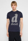 Navyblaues Baumwoll-T-Shirt mit einem großen grauen Logo, das den Buchstaben "d" und das Wort "diesel" in stilisierter Schrift zeigt. Kurze Ärmel, Rundhals.
