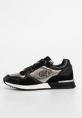 Schwarzer Sportschuh mit metallischen Akzenten, aus Wildleder und synthetischen Materialien, runder Zehenpartie sowie einer strukturierten Gummisohle mit Logodetail.