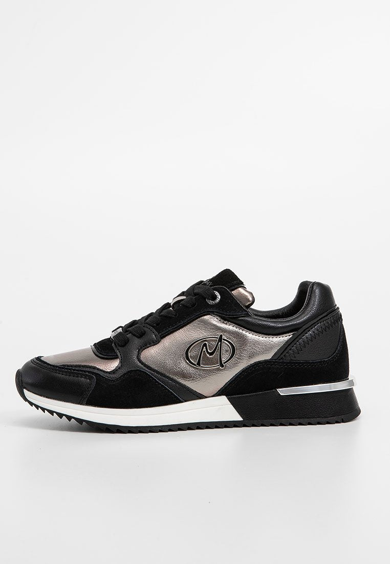 Schwarzer Sportschuh mit metallischen Akzenten, aus Wildleder und synthetischen Materialien, runder Zehenpartie sowie einer strukturierten Gummisohle mit Logodetail.