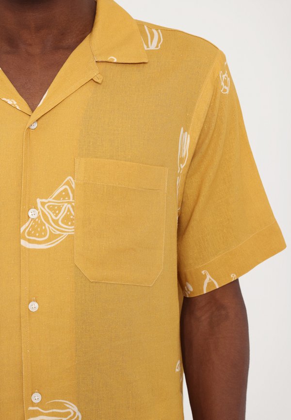 CLOSED SHORT SLEEVED SHIRT