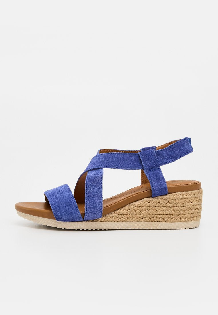 Blaue Wildleder-Wedgesandale mit gekreuzten Riemen und geflochtener Jute-Plateausohle, offener Zehenpartie und Fersenriemen mit Klettverschluss.