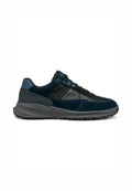 Navyblaue Sneakers aus Wildleder und synthetischen Materialien, mit einer strukturierten Sohle, schwarzen Akzenten und einer gepolsterten Zwischensohle für Komfort.