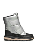 Schwarze und silberne Ankle Boots mit einer glatten, reflektierenden Oberseite und Klettverschlüssen. Dicke Gummisohle mit strukturiertem Profil für besseren Halt.