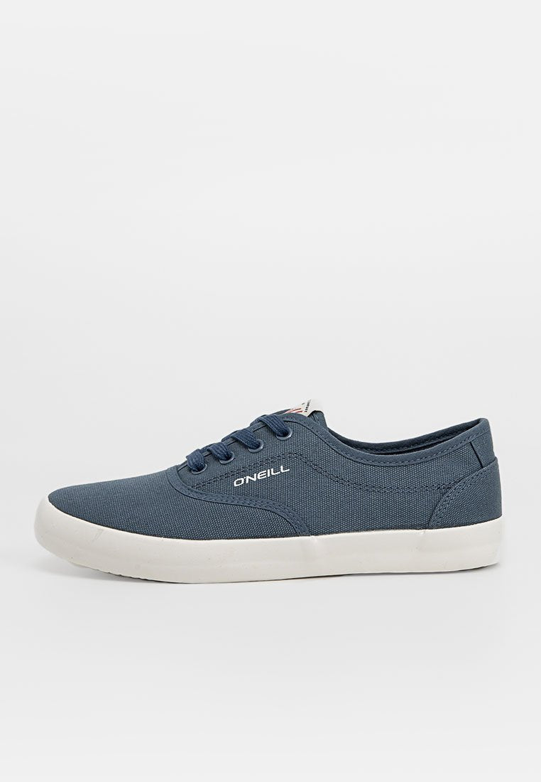Marineblaue Leinenschuhe mit niedrigem Profil, runder Zehenpartie und weißer Gummisohle. Sie verfügen über ein Schnürdesign und ein Logo an der Seite.