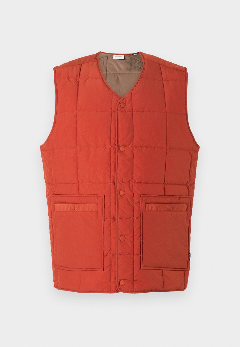 Gepolsterte ärmellose Weste in lebhaftem Orange mit V-Ausschnitt, Knopfverschluss, zwei Vorderfach-Taschen und gesteppter Textur.