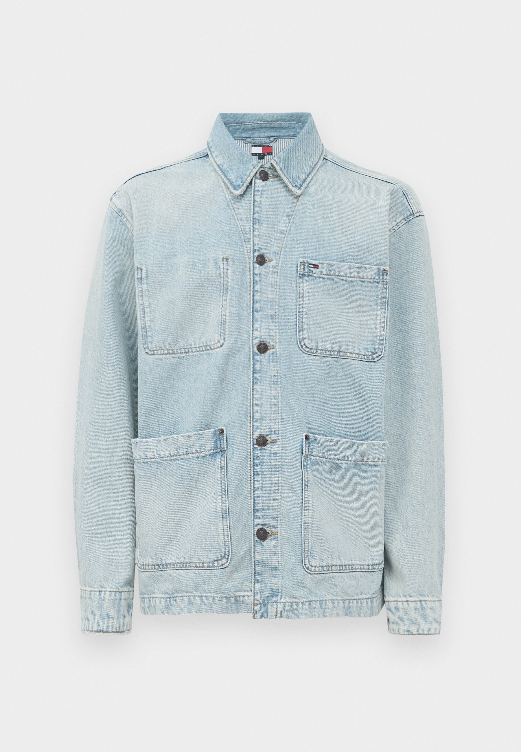 Hellblaue Jeansjacke mit Knopfleiste, vier großen Fronttaschen und einem klassischen Kragen.