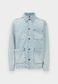 Hellblaue Jeansjacke mit Knopfleiste, vier großen Fronttaschen und einem klassischen Kragen.