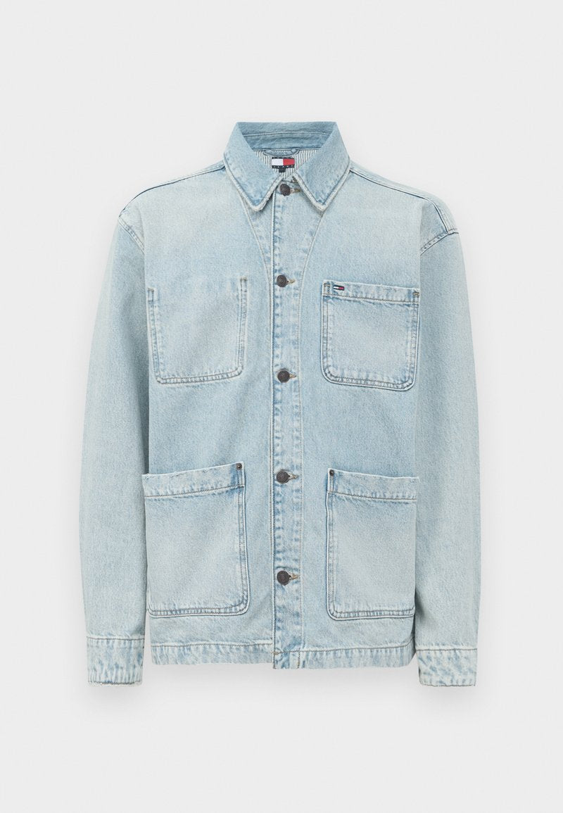 Hellblaue Jeansjacke mit Knopfleiste, vier großen Fronttaschen und einem klassischen Kragen.