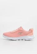 Hellrosa Sportschuhe mit atmungsaktivem Mesh-Obermaterial, gepolstertem Kragen und einer weißen Sohle mit silbernen Akzenten und strukturiertem Design.
