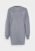 Graues, übergroßes Strickkleid aus weichem Material; mit rundem Ausschnitt und Ballonärmeln; seitliche Schlitze am Saum.