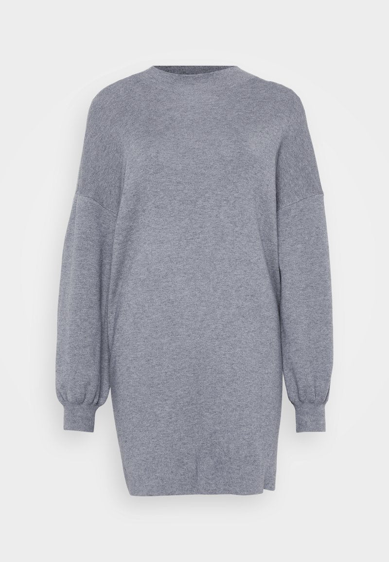 Graues, übergroßes Strickkleid aus weichem Material; mit rundem Ausschnitt und Ballonärmeln; seitliche Schlitze am Saum.