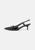 Schwarze Lackleder Slingback-Pumps mit spitzem Zeh, kleinem Absatz und dekorativem Goldakzent. Verfügt über offene Seiten und ein elegantes Design.