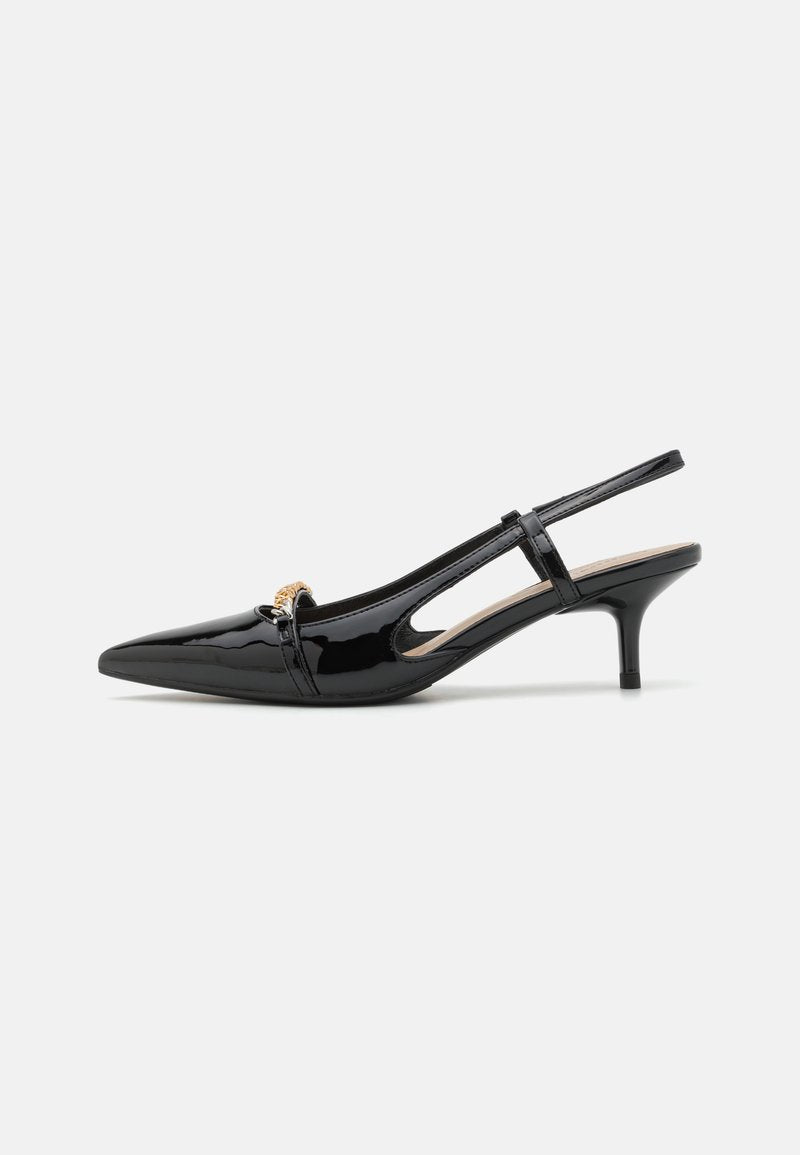 Schwarze Lackleder Slingback-Pumps mit spitzem Zeh, kleinem Absatz und dekorativem Goldakzent. Verfügt über offene Seiten und ein elegantes Design.