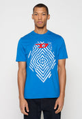 Blaues Baumwoll-T-Shirt mit einem geometrischen weißen Muster und einem roten grafischen Akzent auf der Brust. Kurze Ärmel und ein Rundhalsausschnitt.