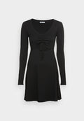 Schwarzes langärmliges Kleid mit V-Ausschnitt und gerafften Details an der Vorderseite, mit einem Kordelzugakzent und einem ausgestellten Rock.