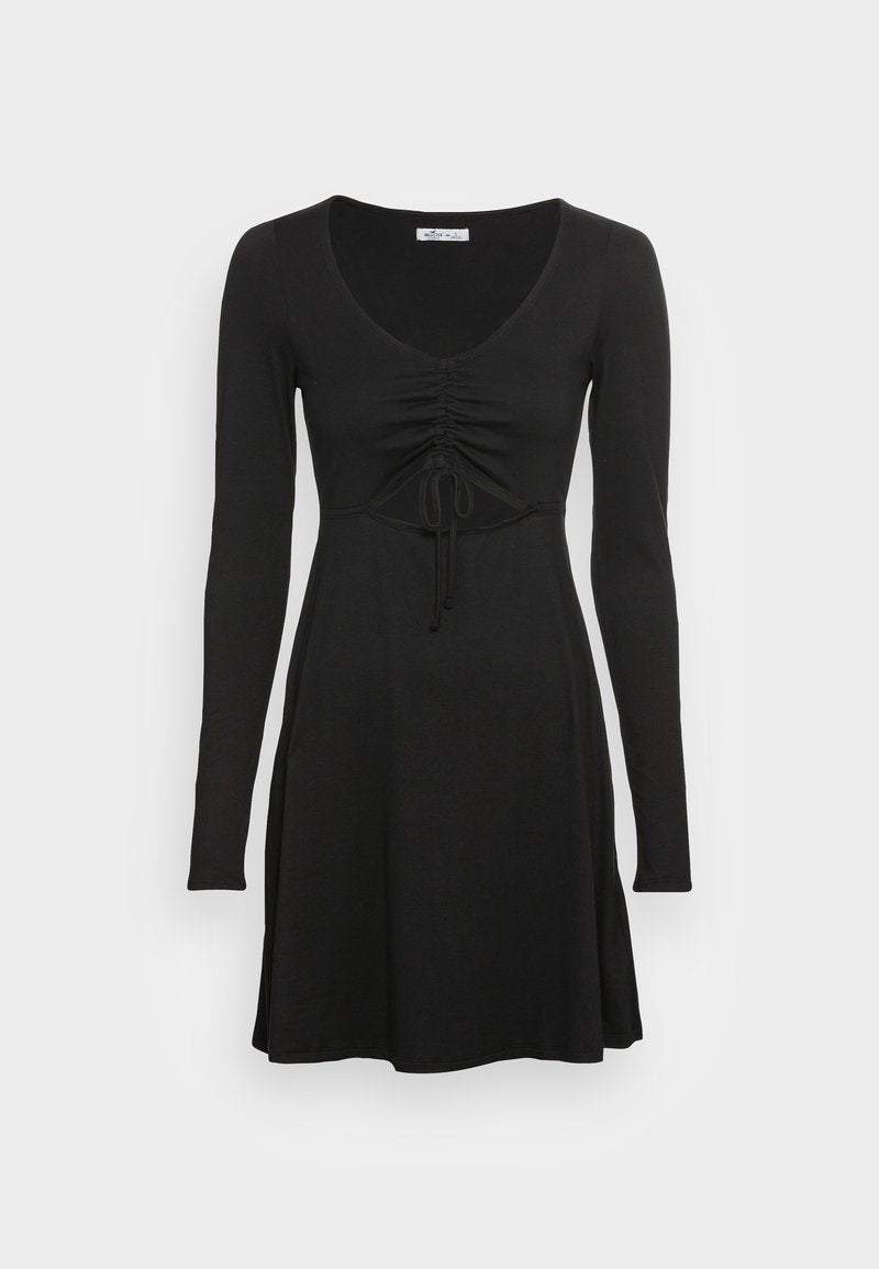 Schwarzes langärmliges Kleid mit V-Ausschnitt und gerafften Details an der Vorderseite, mit einem Kordelzugakzent und einem ausgestellten Rock.