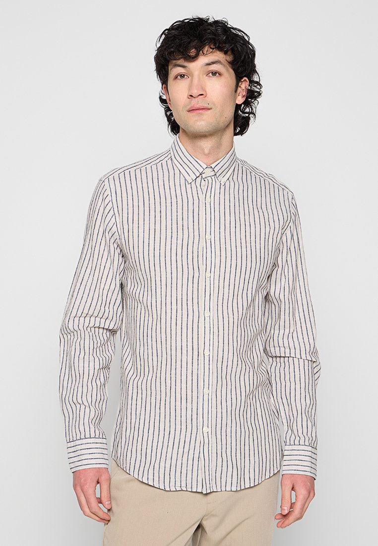 REGULAR FIT Media 1