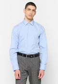 Hellblaues Hemd mit Button-Down-Kragen, langen Ärmeln und einer glatten Textur, getragen mit grauen, strukturierten Hosen und einem schwarzen Gürtel.
