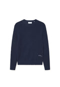 Dunkelblauer Strickpullover mit strukturiertem Muster, rundem Halsausschnitt, gerippten Bündchen und Saum sowie kleinem weißen gestickten Logo am Saum.