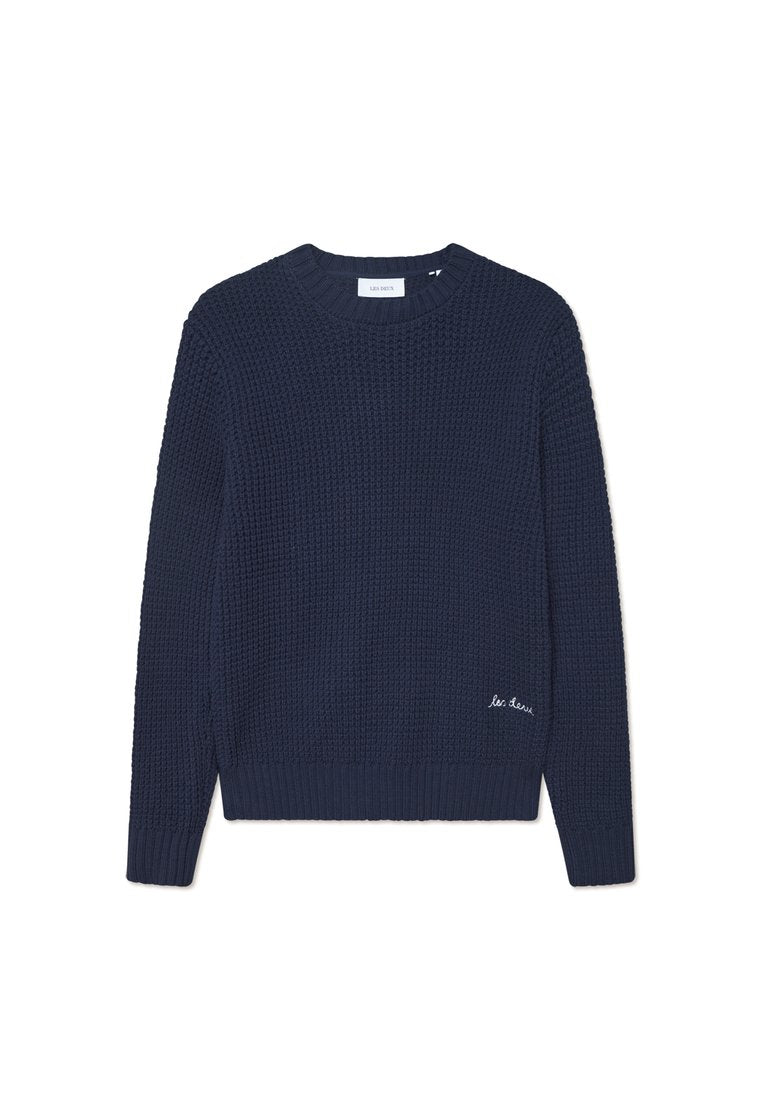 Dunkelblauer Strickpullover mit strukturiertem Muster, rundem Halsausschnitt, gerippten Bündchen und Saum sowie kleinem weißen gestickten Logo am Saum.
