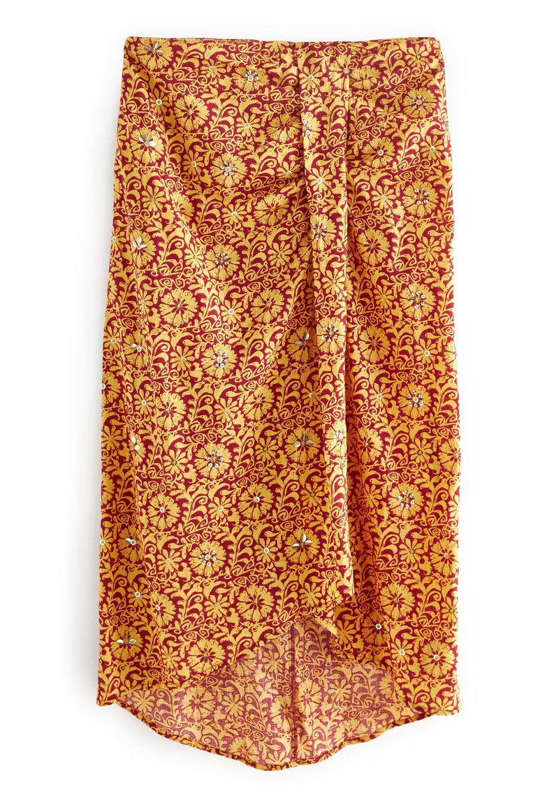 Blumendruckrock in Rot und Gelb. Besitzt ein fließendes Design, komplizierte Muster mit umrandeten Blumen und einen hohen Schlitz am Saum.