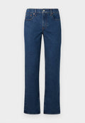 Dunkelblaue gerade geschnittene Jeans mit Knopf- und Reißverschluss, Front- und Münztaschen sowie Gürtelschlaufen, flach auf einem weißen Hintergrund präsentiert.