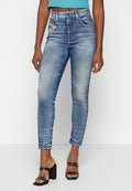 Blaue hochgeschnittene Skinny-Jeans mit Ausbleichungen, fünf Taschen und einem Reißverschluss, kombiniert mit schwarzen Riemchen-Heels. Glatte Denim-Textur.