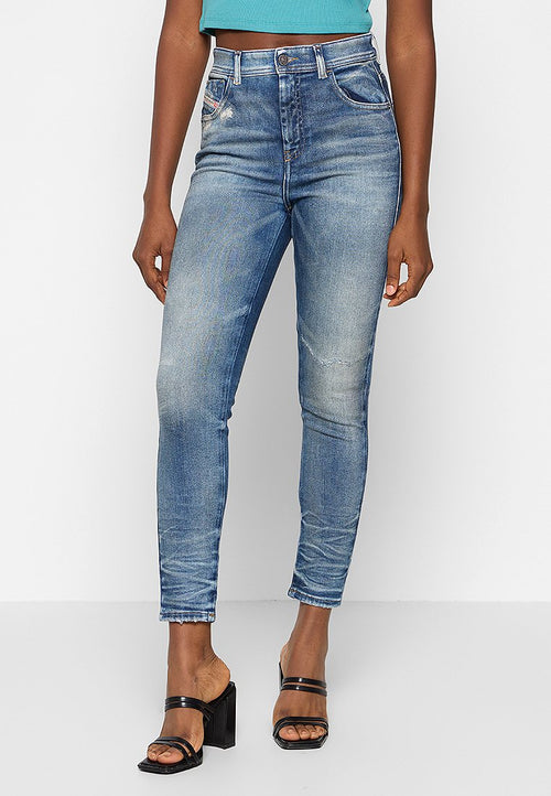 Blaue hochgeschnittene Skinny-Jeans mit Ausbleichungen, fünf Taschen und einem Reißverschluss, kombiniert mit schwarzen Riemchen-Heels. Glatte Denim-Textur.