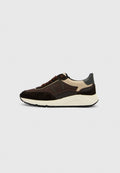 Brauner und cremefarbener Sneaker mit Obermaterial aus Wildleder und Mesh, ausgestattet mit einer klobigen weißen Zwischensohle und braunen Schnürsenkeln. Graue Akzente an der Ferse.