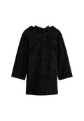 Schwarzer, strukturierter Pullover mit flauschiger Oberfläche, rundem Ausschnitt und Dreiviertelärmeln. Mit einer schwarzen Schleife auf der Rückseite.
