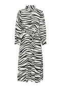 Schulterfreies Kleid im Schwarz-Weiß-Zebra-Muster, mit Kragen, langen Ärmeln, tailliertem Gürtel und fließender Silhouette.