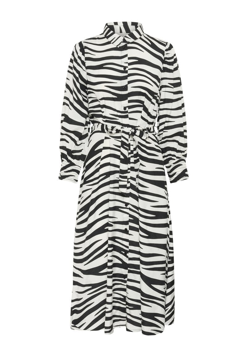 Schulterfreies Kleid im Schwarz-Weiß-Zebra-Muster, mit Kragen, langen Ärmeln, tailliertem Gürtel und fließender Silhouette.