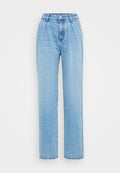 Helle blaue Denim-Jeans mit hoher Taille, gefaltetem Vorderteil und geradem Bein. Ausgestattet mit einem Metallknopf und einem Reißverschluss sowie rohen Saumkanten.