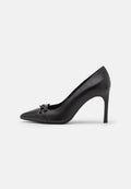 Schwarze Leder-Pump mit hohem Absatz und spitzer Zehenpartie, dekorativem Knotendetail an der Vorderseite und einer eleganten, glatten Oberfläche.