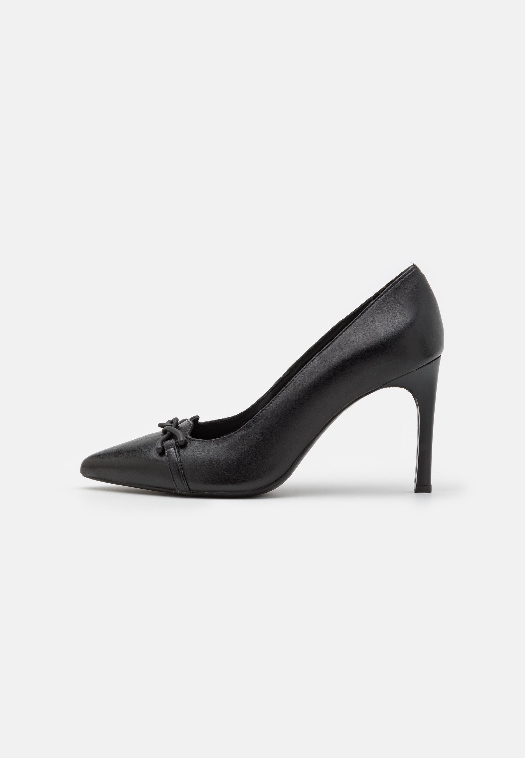 Schwarze Leder-Pump mit hohem Absatz und spitzer Zehenpartie, dekorativem Knotendetail an der Vorderseite und einer eleganten, glatten Oberfläche.