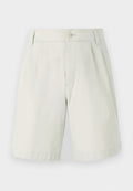 Hellgrüne Baumwollshorts mit Knopfverschluss, Falten-Design und zwei Seitentaschen; glatte Textur mit geradem Bein.