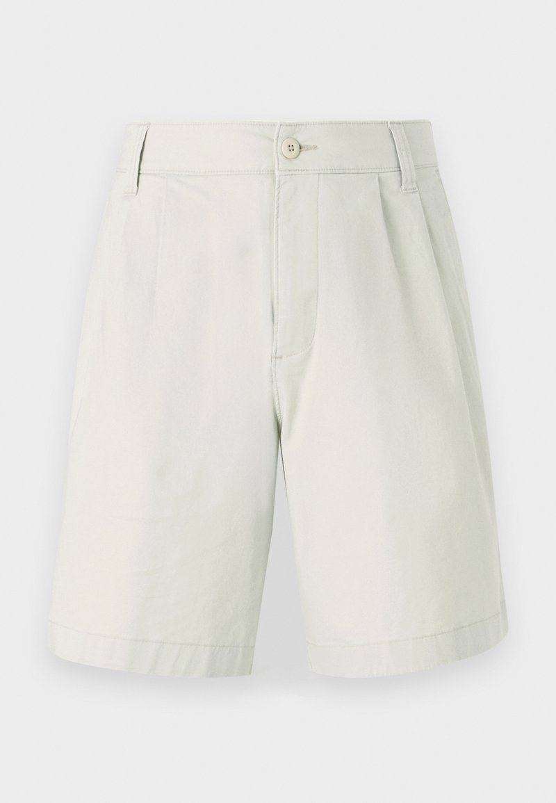 Hellgrüne Baumwollshorts mit Knopfverschluss, Falten-Design und zwei Seitentaschen; glatte Textur mit geradem Bein.