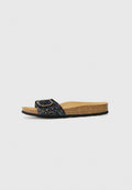 Schwarze Glitzer-Slide-Sandale mit einem breiten Riemen, dekorativer Schnalle, Korkfußbett und schwarzer Gummisohle, seitlich dargestellt.