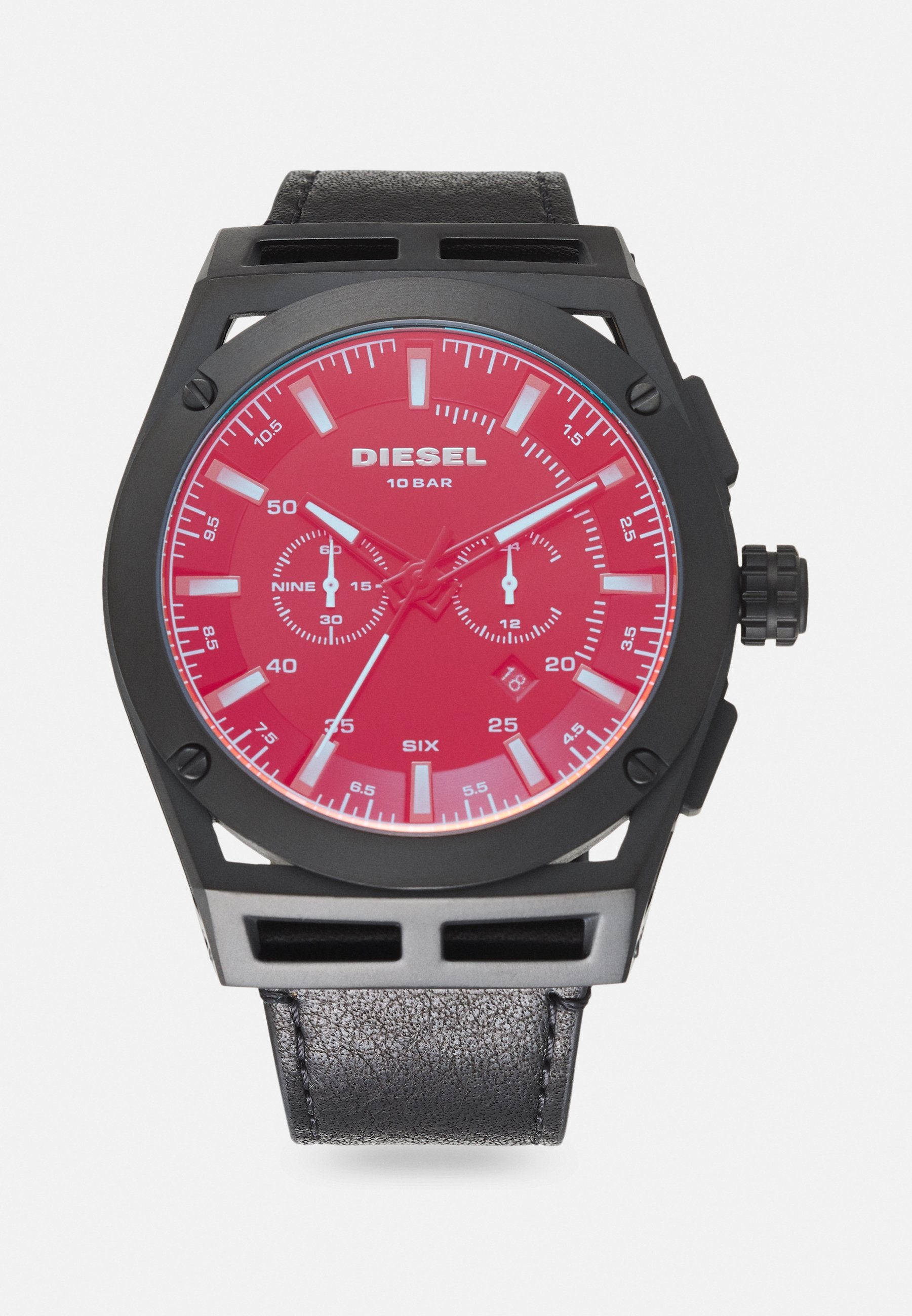 Herren Diesel Armbanduhr mit rotem Ziffernblatt, schwarzem Gehäuse, leuchtenden Stundenmarkierungen, Chronographen-Unterdials und schwarzem Lederarmband mit Datumsanzeige.