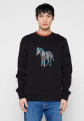 Schwarzer Pullover mit einem mehrfarbigen Pferdesilhouetten-Design. Verfügt über lange Ärmel und einen Rundhalsausschnitt, gefertigt aus weichem Stoff.