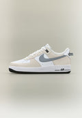Nike Sportswear AIR FORCE 1 07 LV8 UNISEX - Trainers - white/metallic cool grey/black/cool grey/summit white